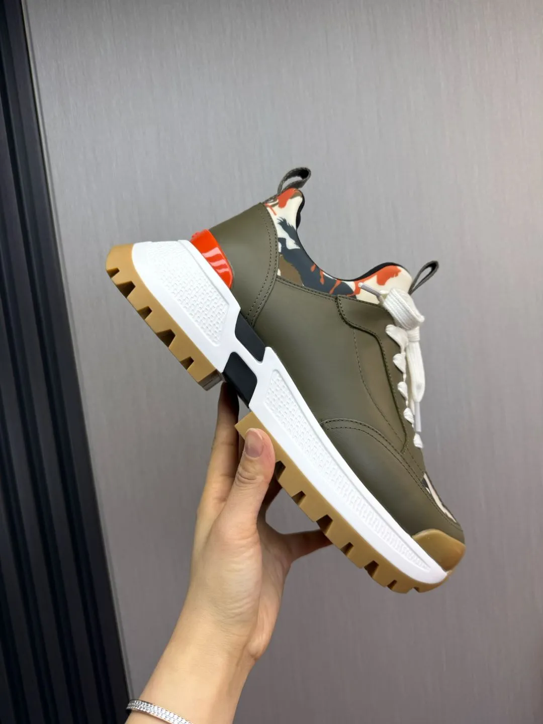 Men's men's shoes 💰780💰 HERMES/Hermès ** men's sports shoes The uppers are made of printed high-tech jersey fabric and calfskin sports shoes. The oversized sole features a geometric pattern and signature "H" detailing for an outdoor style. Black rubber sole, white rubber midsole, black and orange rubber inserts, tundra green lambskin insole, black high-tech canvas lining! Size: 39-40-41-42-43-44 (customized in 38.45)